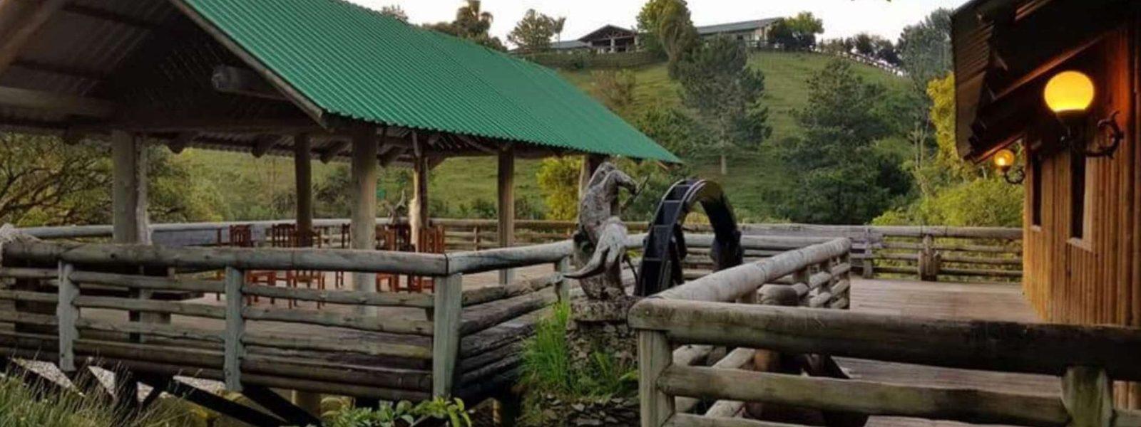 Deck com roda d'água, quiosque e vista para o campo do Capivari Ecoresort