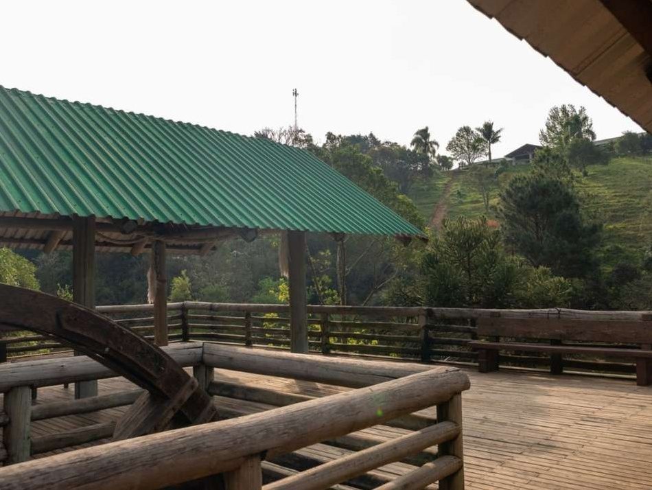Deck de madeira com quiosque e vista para os morros