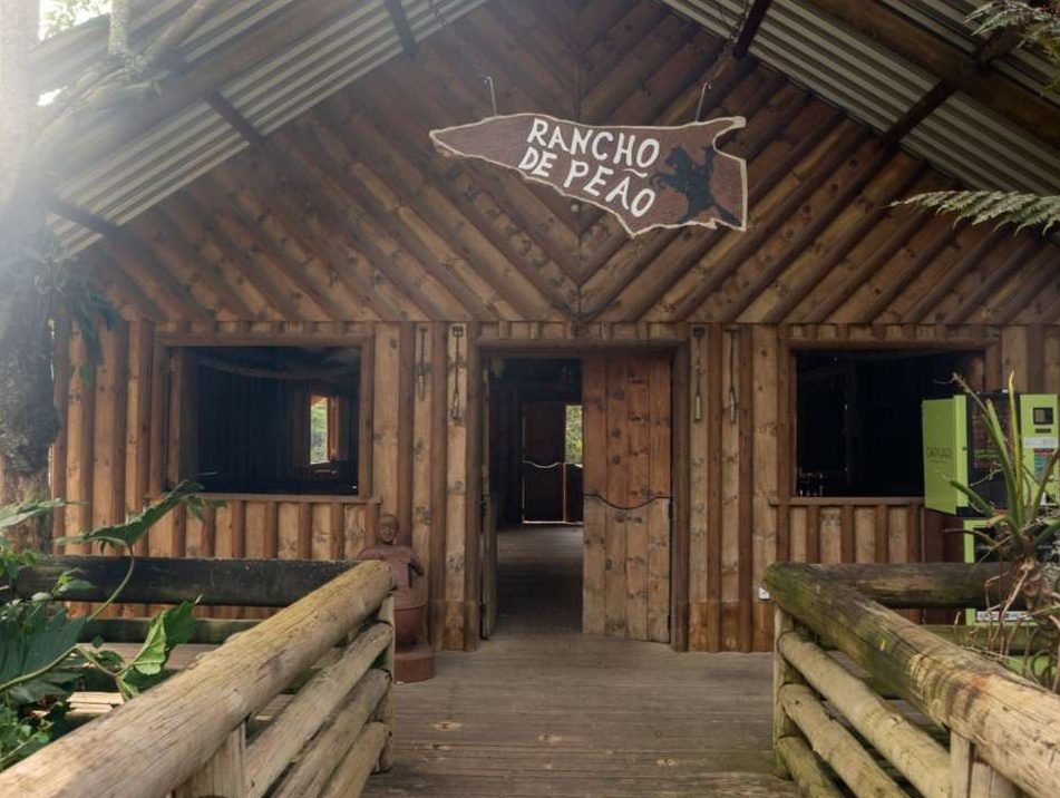 Fachada do Rancho do Peão, em madeira, no Capivari Ecoresort